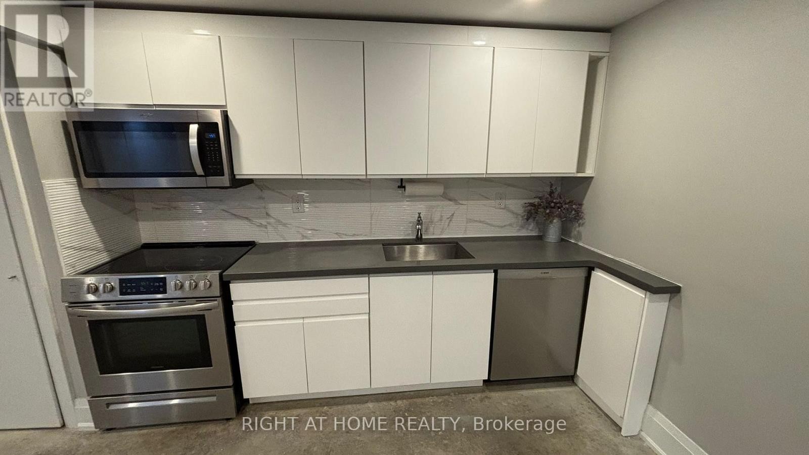












1 - 294 SOUTH KINGSWAY ROAD

,
Toronto (High Park-Swansea),




Ontario
M6S3T9

