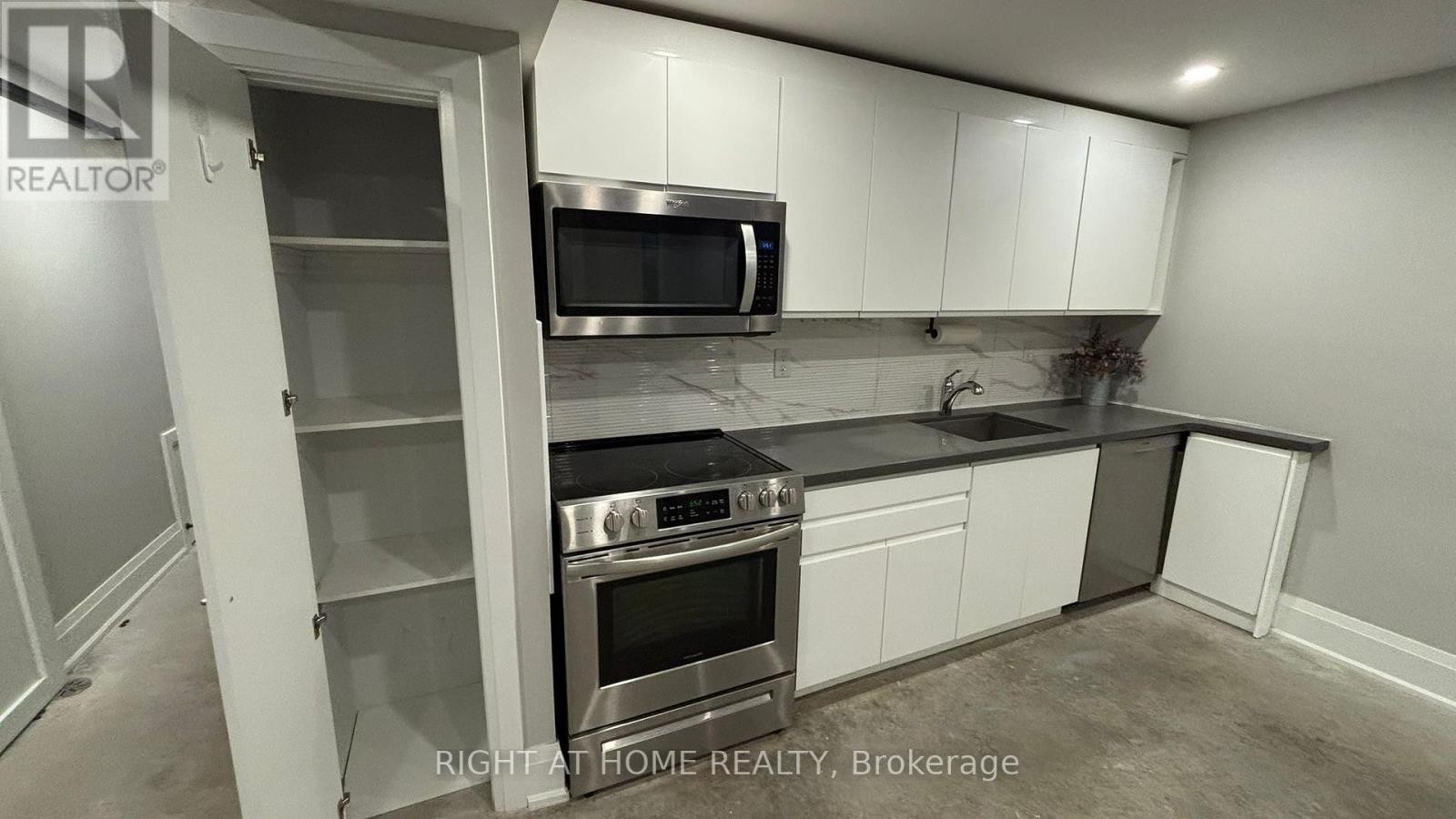 












1 - 294 SOUTH KINGSWAY ROAD

,
Toronto (High Park-Swansea),




Ontario
M6S3T9

