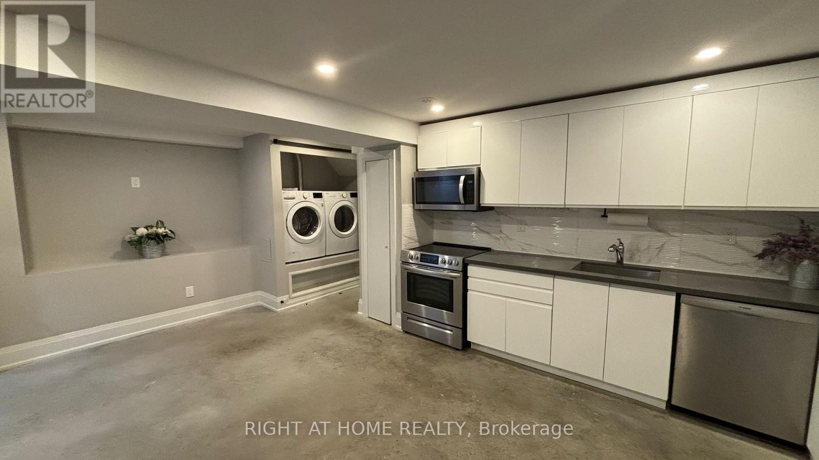 












1 - 294 SOUTH KINGSWAY ROAD

,
Toronto (High Park-Swansea),




Ontario
M6S3T9

