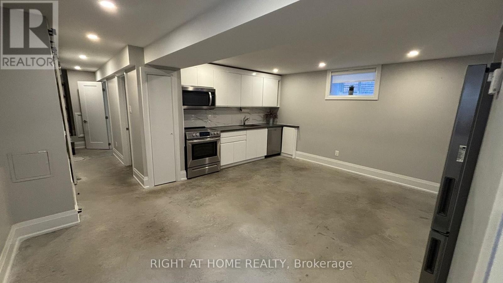 












1 - 294 SOUTH KINGSWAY ROAD

,
Toronto (High Park-Swansea),




Ontario
M6S3T9

