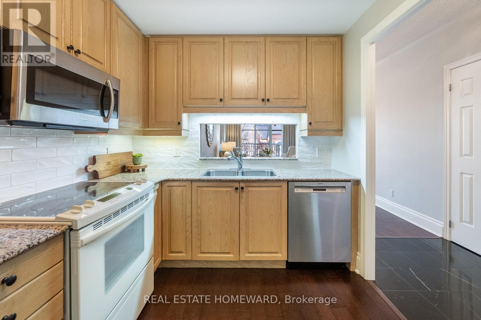 












312 - 3085 BLOOR STREET W

,
Toronto (Stonegate-Queensway),




Ontario
M8X1C9

