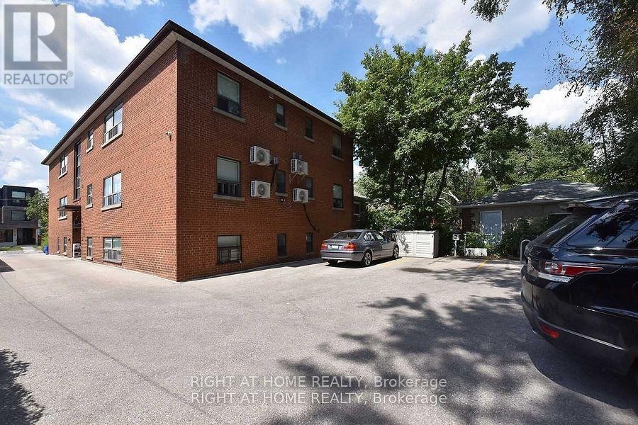 












8 - 121 FOURTH STREET

,
Toronto (New Toronto),




Ontario
M8V2Y6

