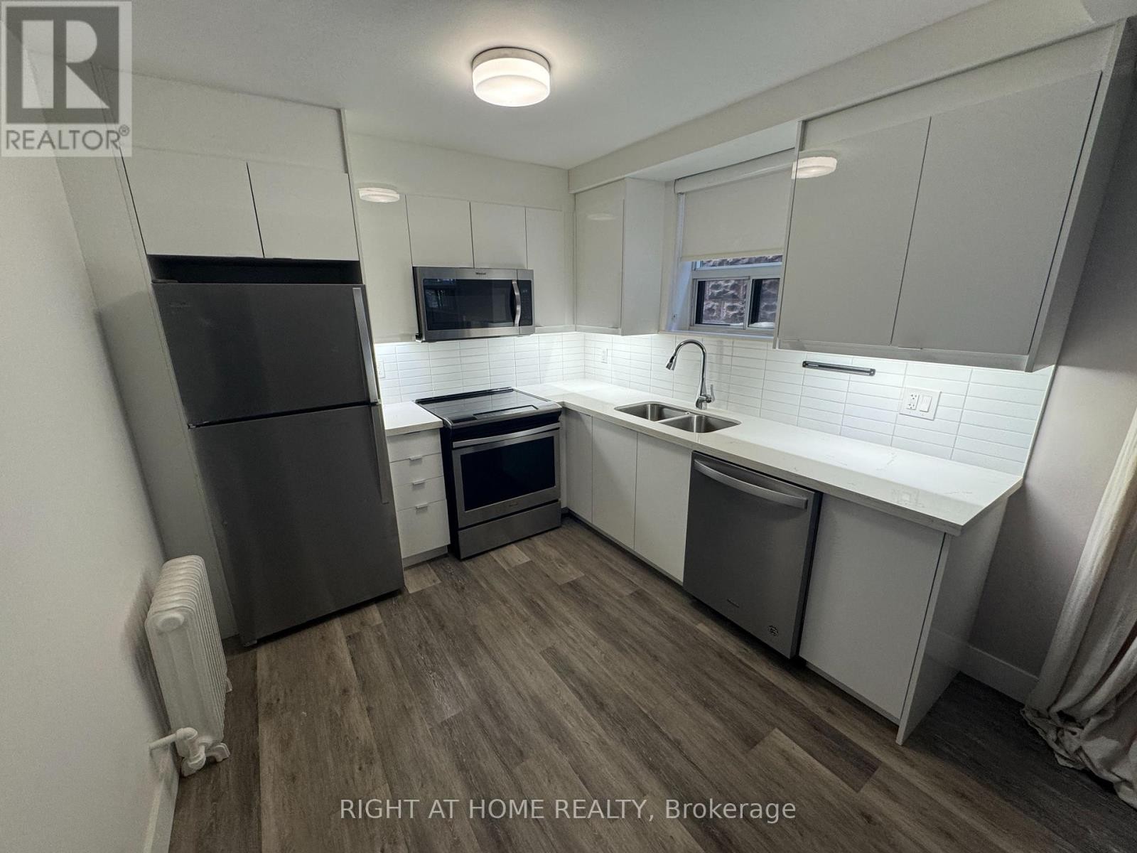 












8 - 121 FOURTH STREET

,
Toronto (New Toronto),




Ontario
M8V2Y6

