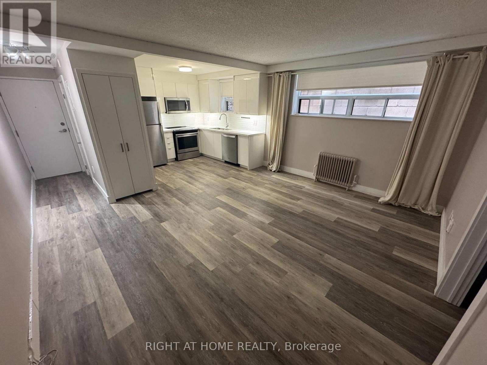 












8 - 121 FOURTH STREET

,
Toronto (New Toronto),




Ontario
M8V2Y6


