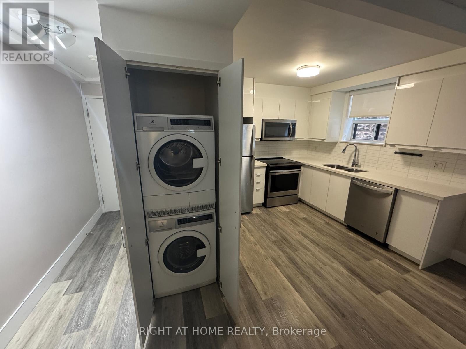 












8 - 121 FOURTH STREET

,
Toronto (New Toronto),




Ontario
M8V2Y6

