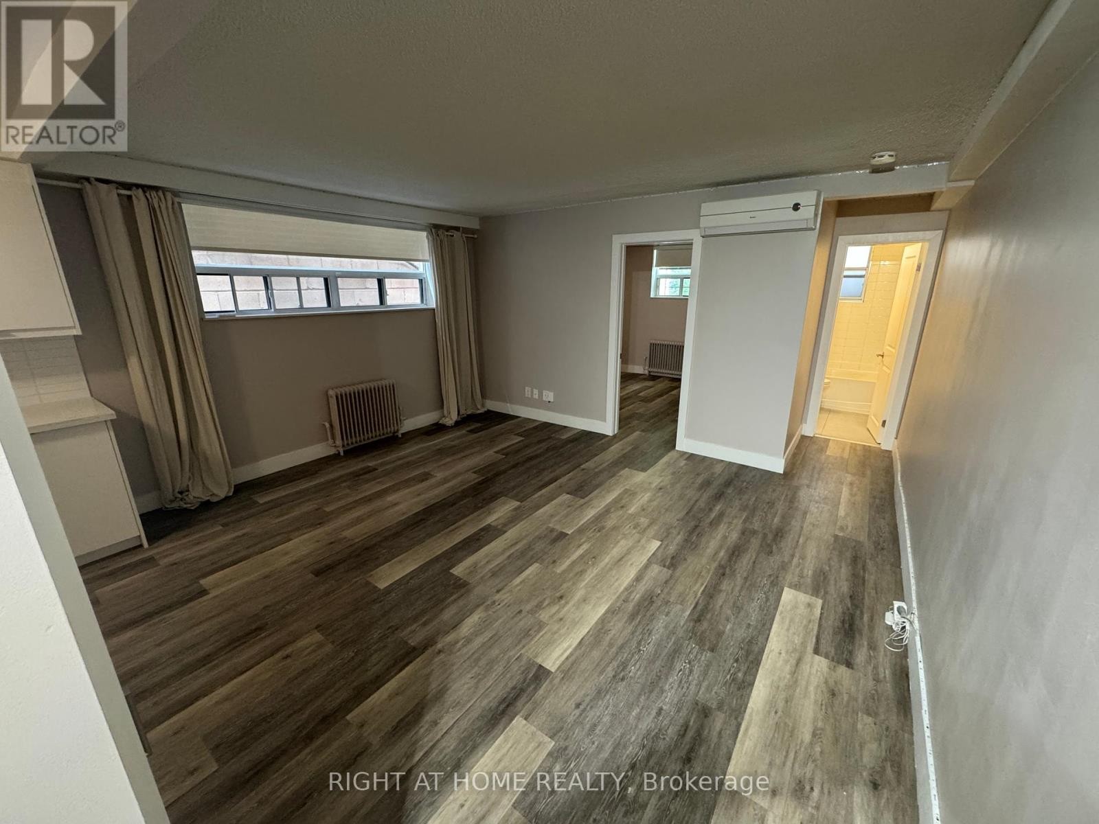 












8 - 121 FOURTH STREET

,
Toronto (New Toronto),




Ontario
M8V2Y6

