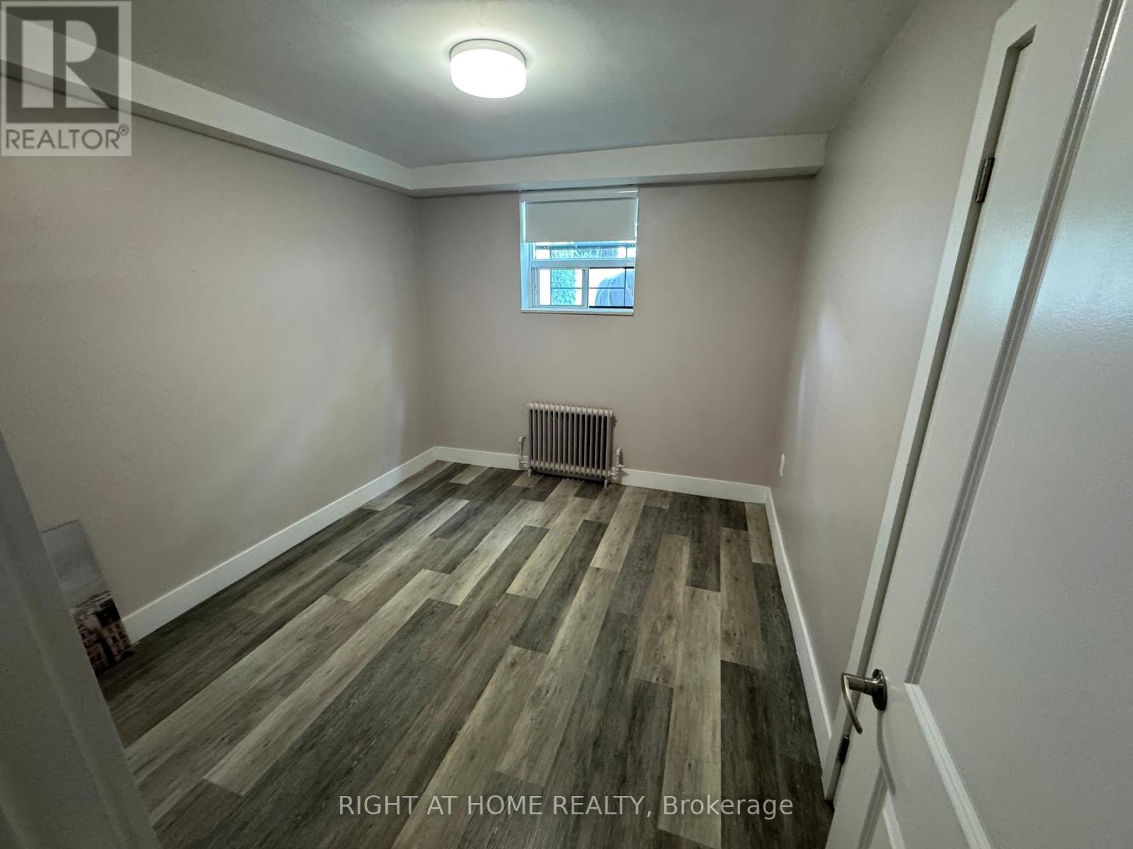 












8 - 121 FOURTH STREET

,
Toronto (New Toronto),




Ontario
M8V2Y6

