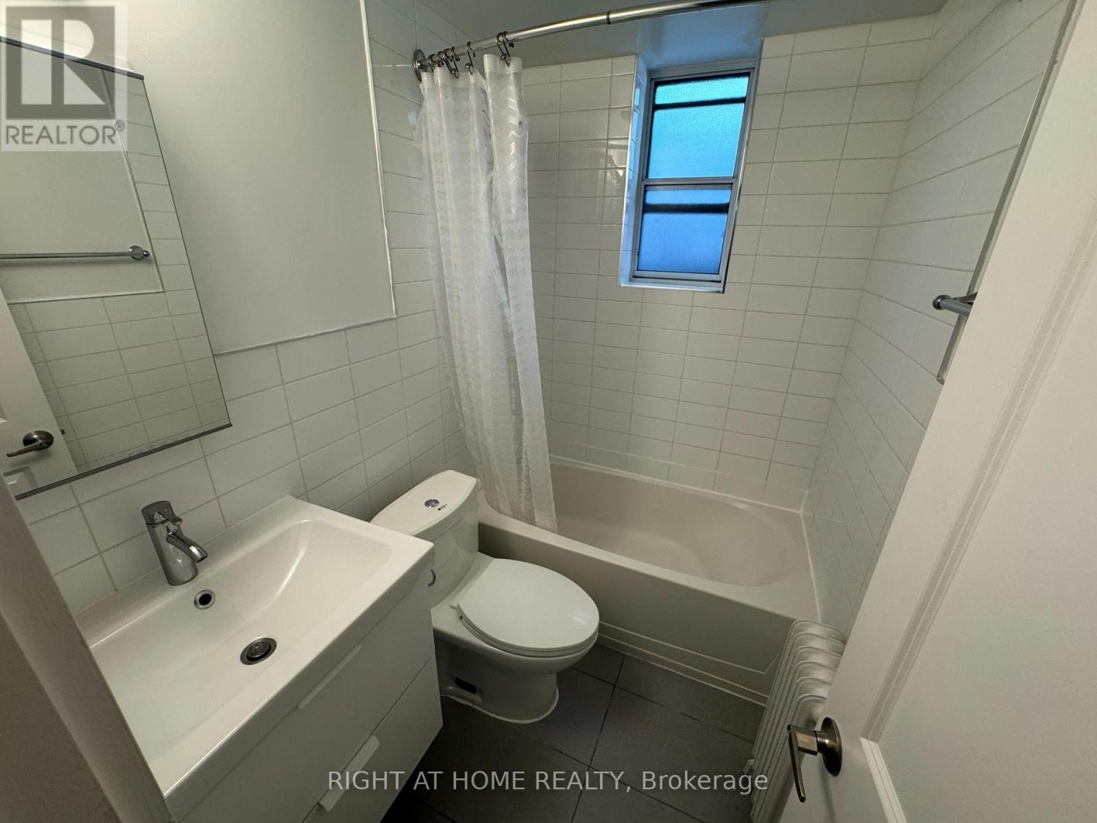 












8 - 121 FOURTH STREET

,
Toronto (New Toronto),




Ontario
M8V2Y6

