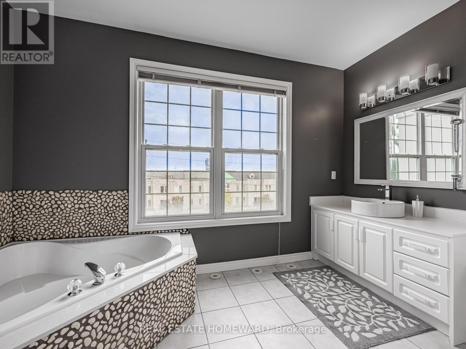 












964A THE QUEENSWAY

,
Toronto (Stonegate-Queensway),




Ontario
M8Z1P5

