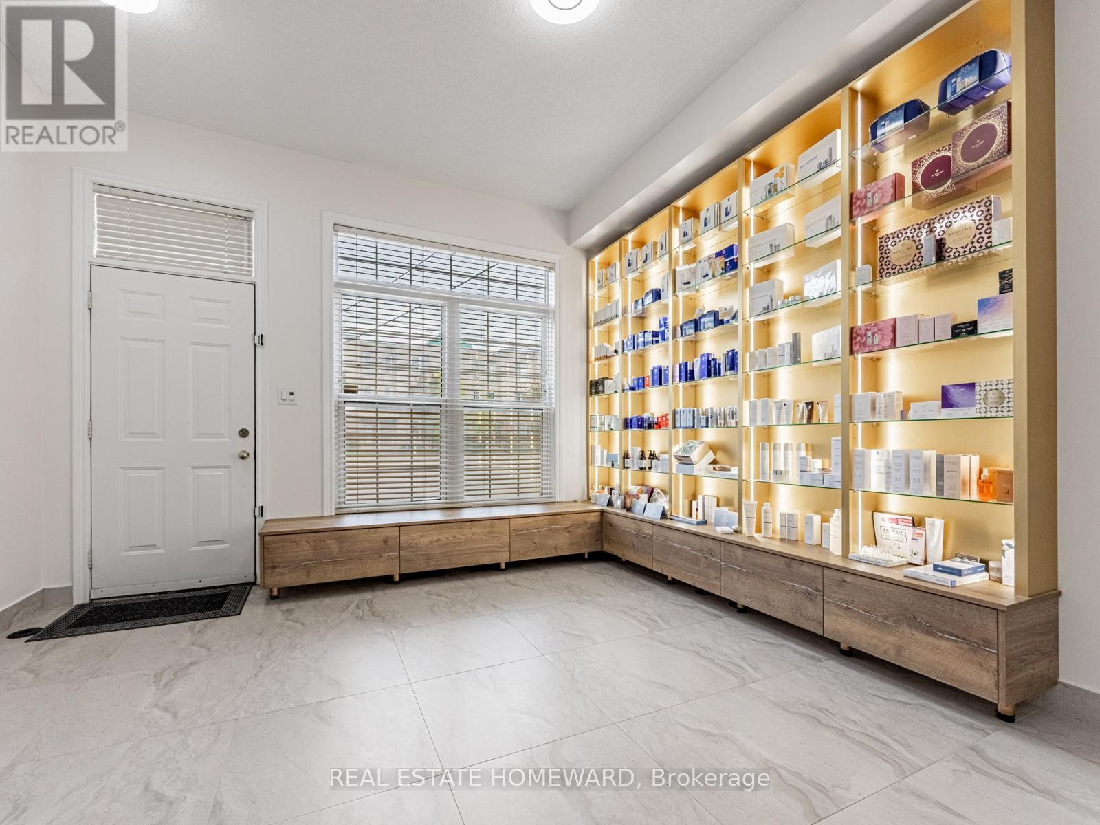 












964A THE QUEENSWAY

,
Toronto (Stonegate-Queensway),




Ontario
M8Z1P5

