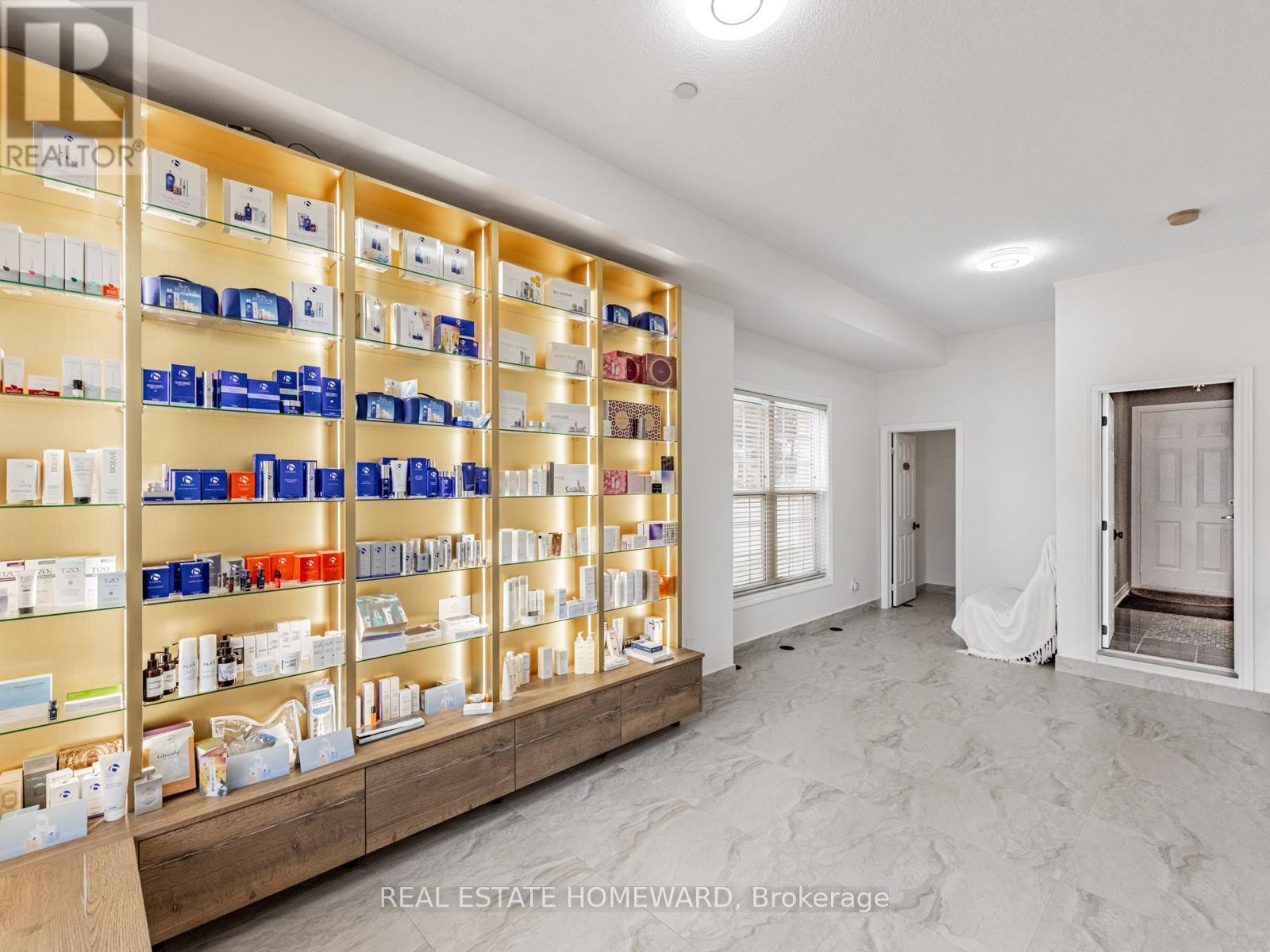 












964A THE QUEENSWAY

,
Toronto (Stonegate-Queensway),




Ontario
M8Z1P5

