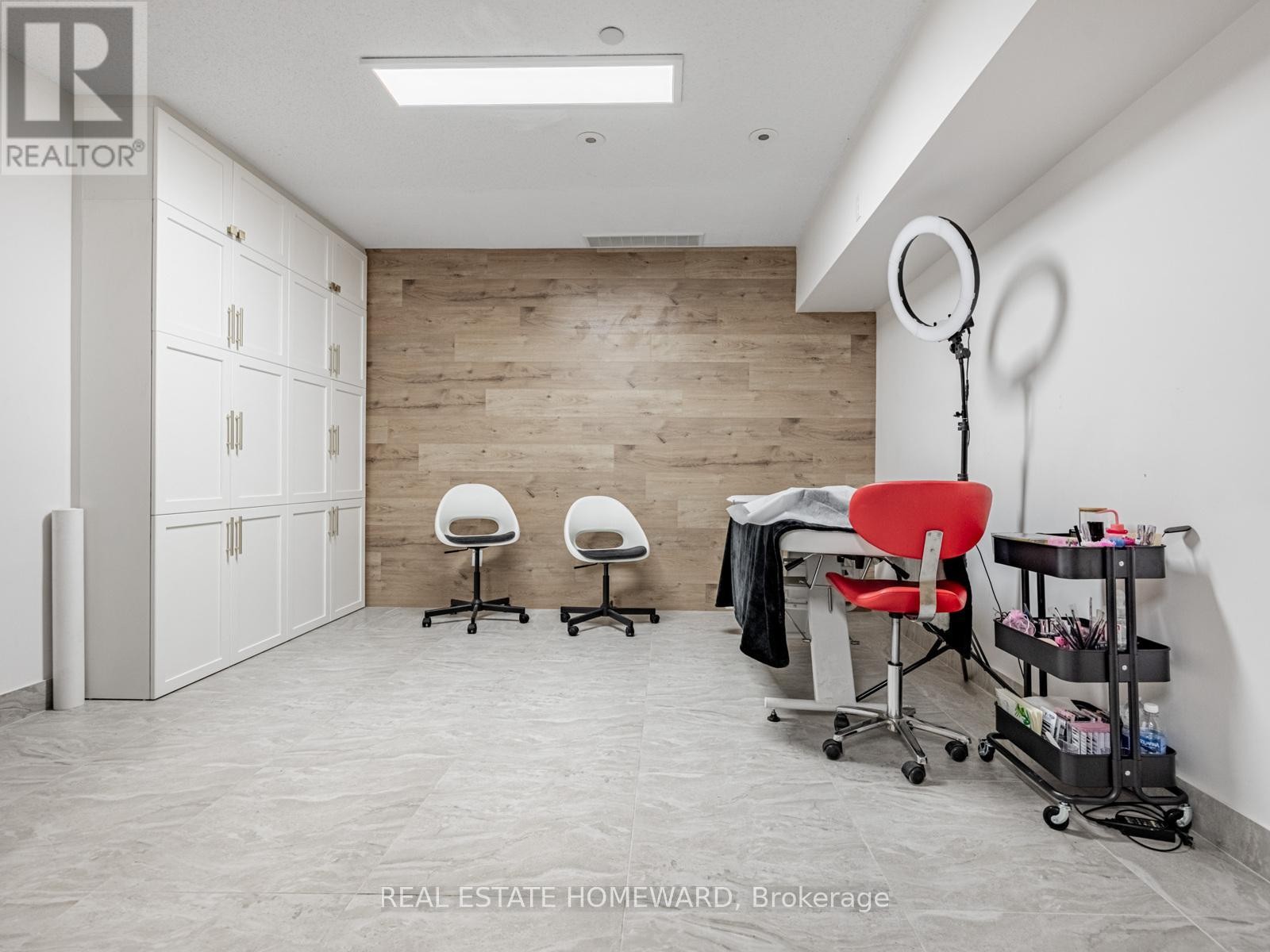 












964A THE QUEENSWAY

,
Toronto (Stonegate-Queensway),




Ontario
M8Z1P5

