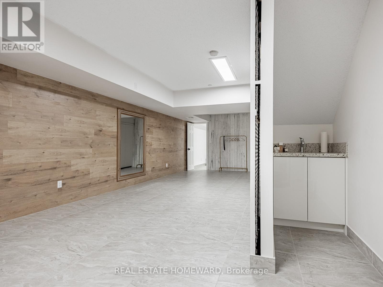 












964A THE QUEENSWAY

,
Toronto (Stonegate-Queensway),




Ontario
M8Z1P5

