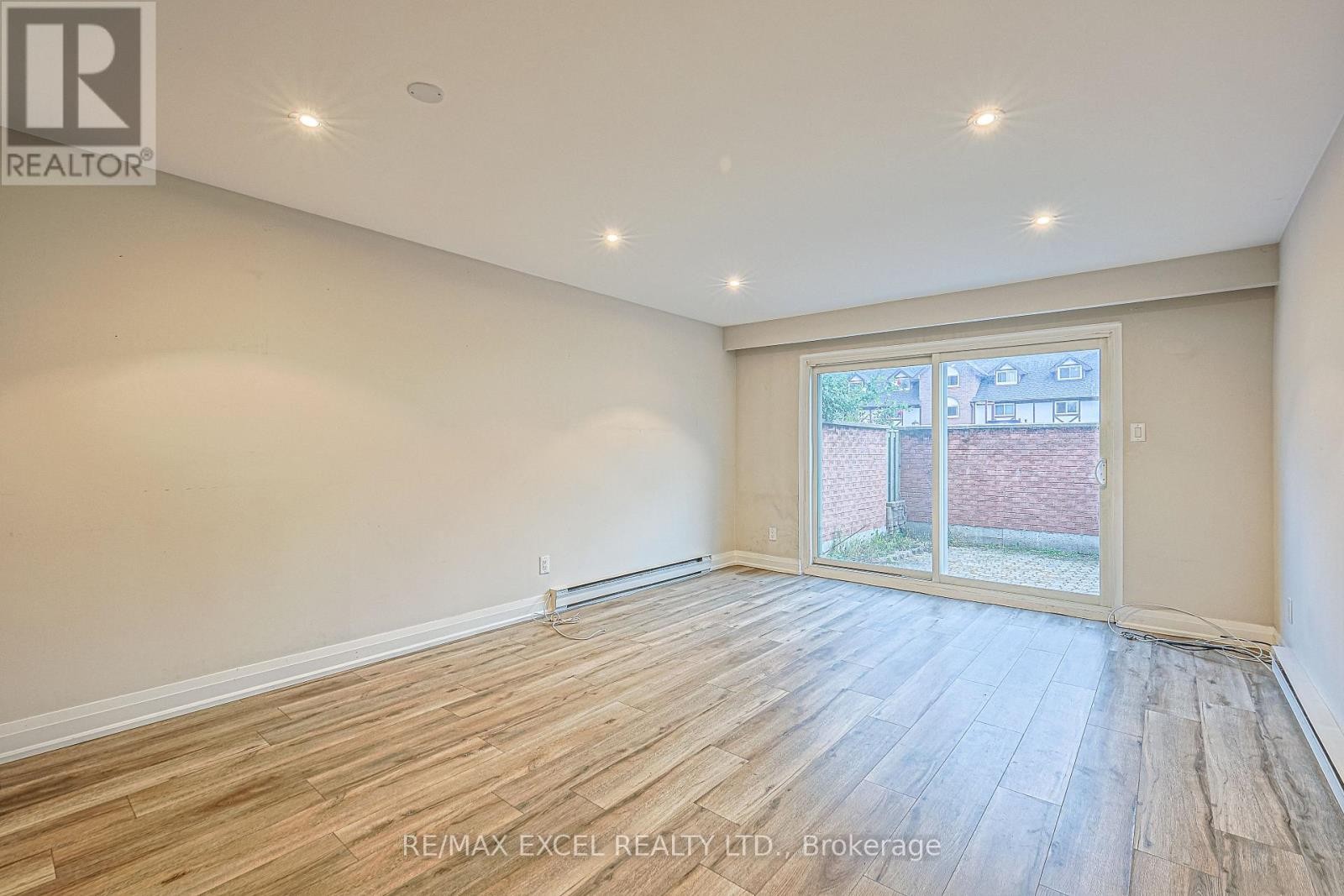 












18 - 81 IRWIN ROAD

,
Toronto (Elms-Old Rexdale),




Ontario
M9W5W1

