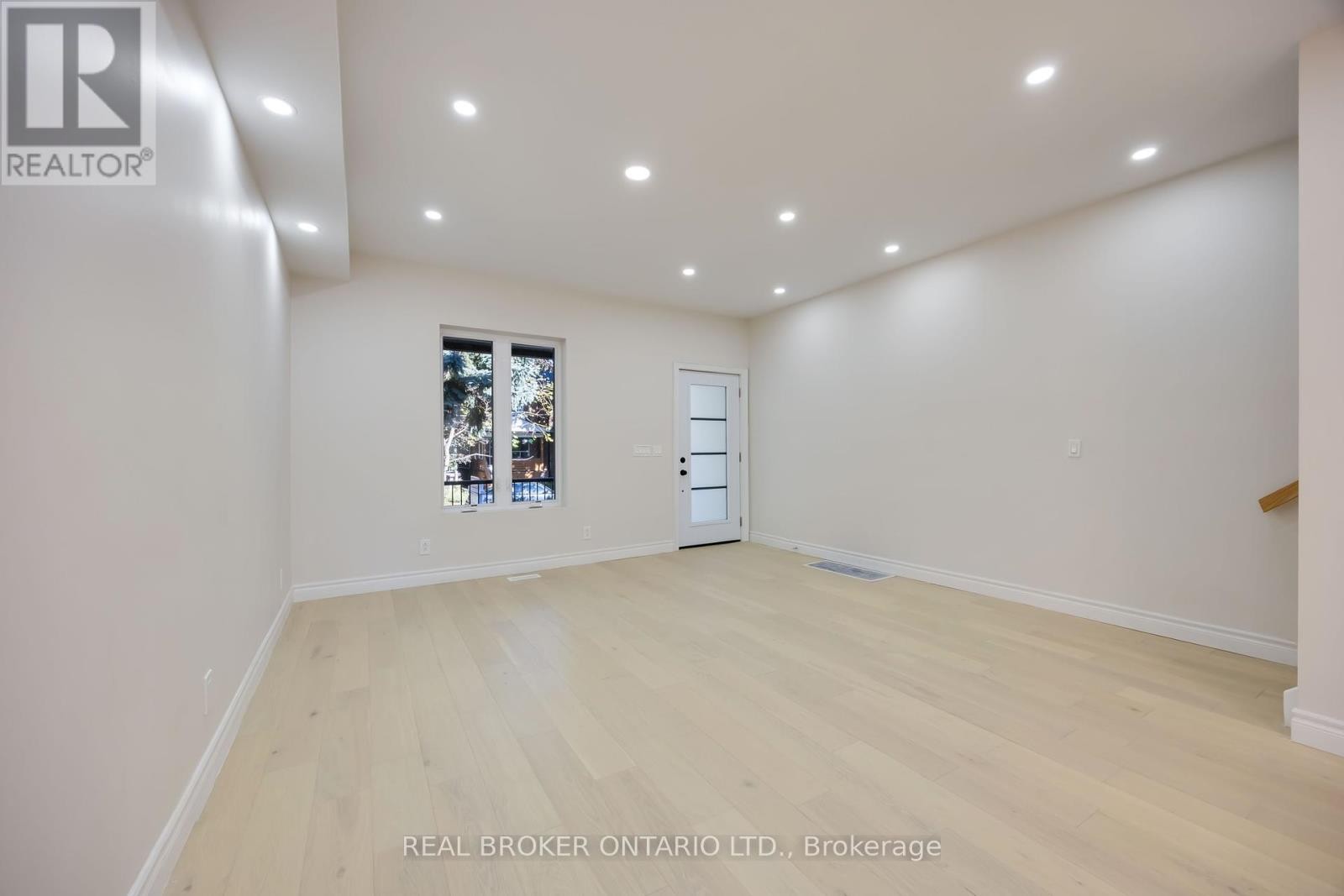 












806 GLADSTONE AVENUE

,
Toronto (Dovercourt-Wallace Emerson-Junction),




Ontario
M6H3J6

