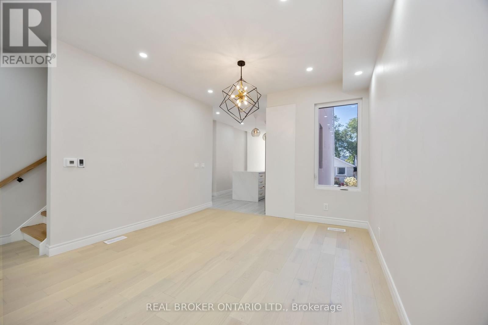 












806 GLADSTONE AVENUE

,
Toronto (Dovercourt-Wallace Emerson-Junction),




Ontario
M6H3J6

