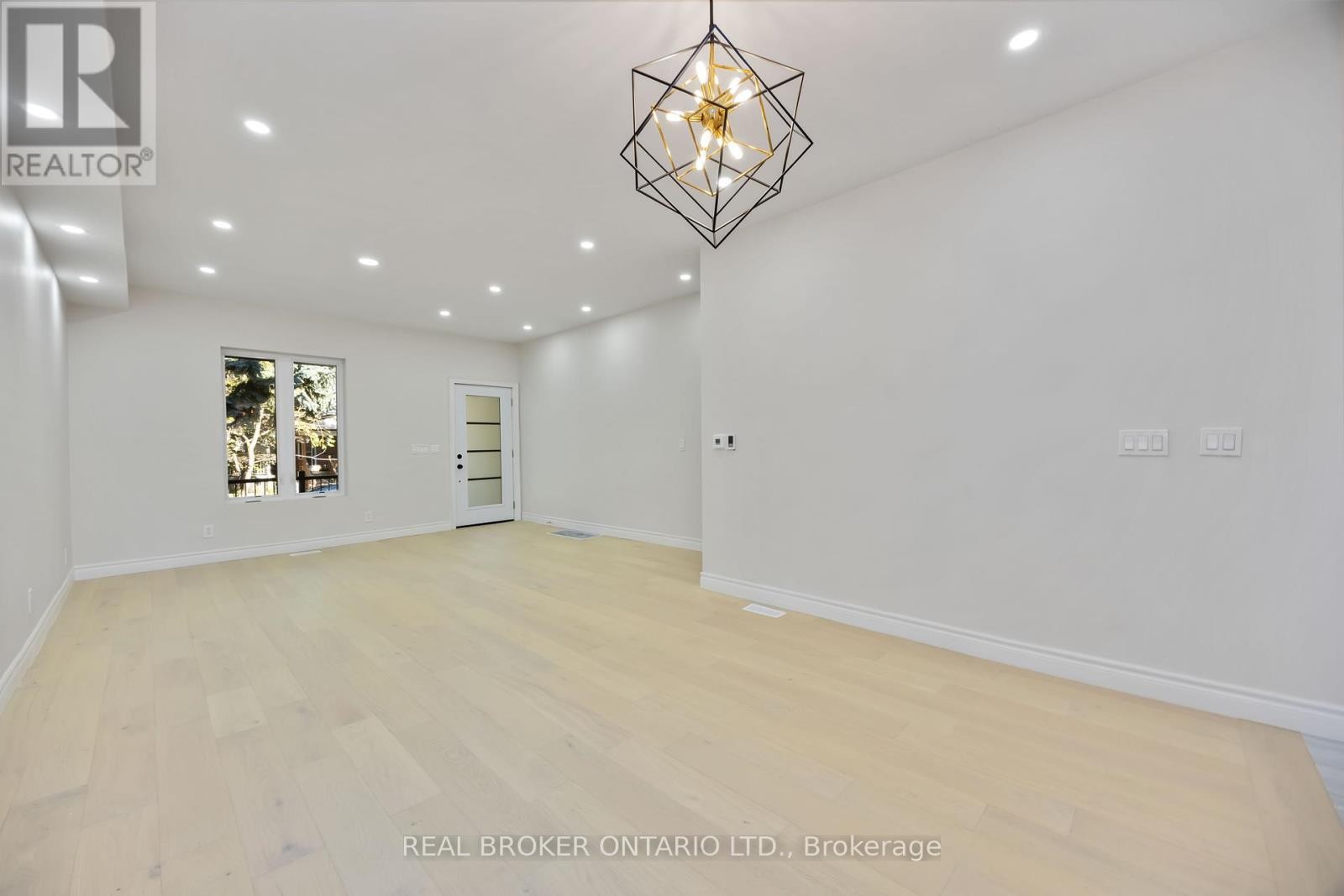 












806 GLADSTONE AVENUE

,
Toronto (Dovercourt-Wallace Emerson-Junction),




Ontario
M6H3J6

