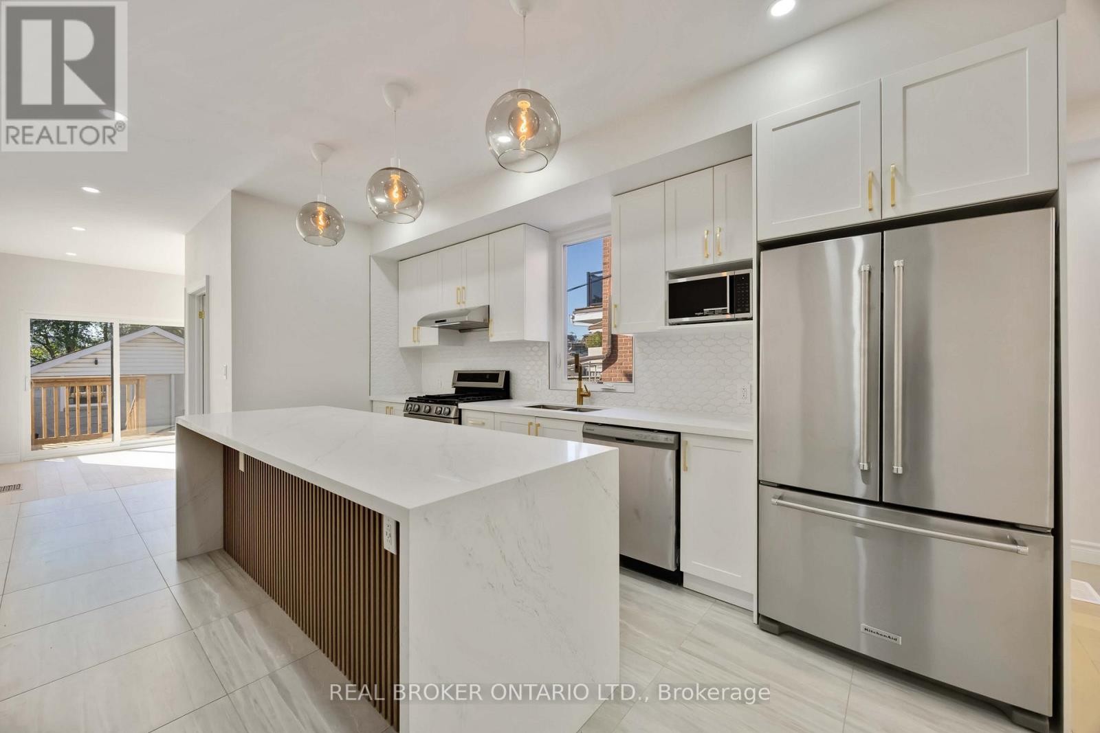 












806 GLADSTONE AVENUE

,
Toronto (Dovercourt-Wallace Emerson-Junction),




Ontario
M6H3J6

