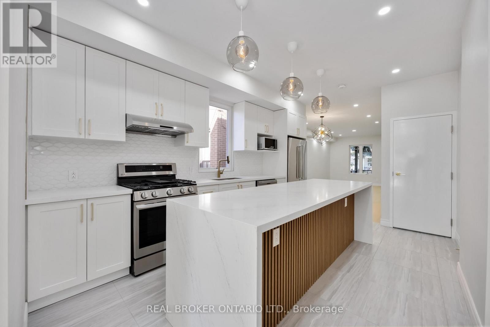 












806 GLADSTONE AVENUE

,
Toronto (Dovercourt-Wallace Emerson-Junction),




Ontario
M6H3J6

