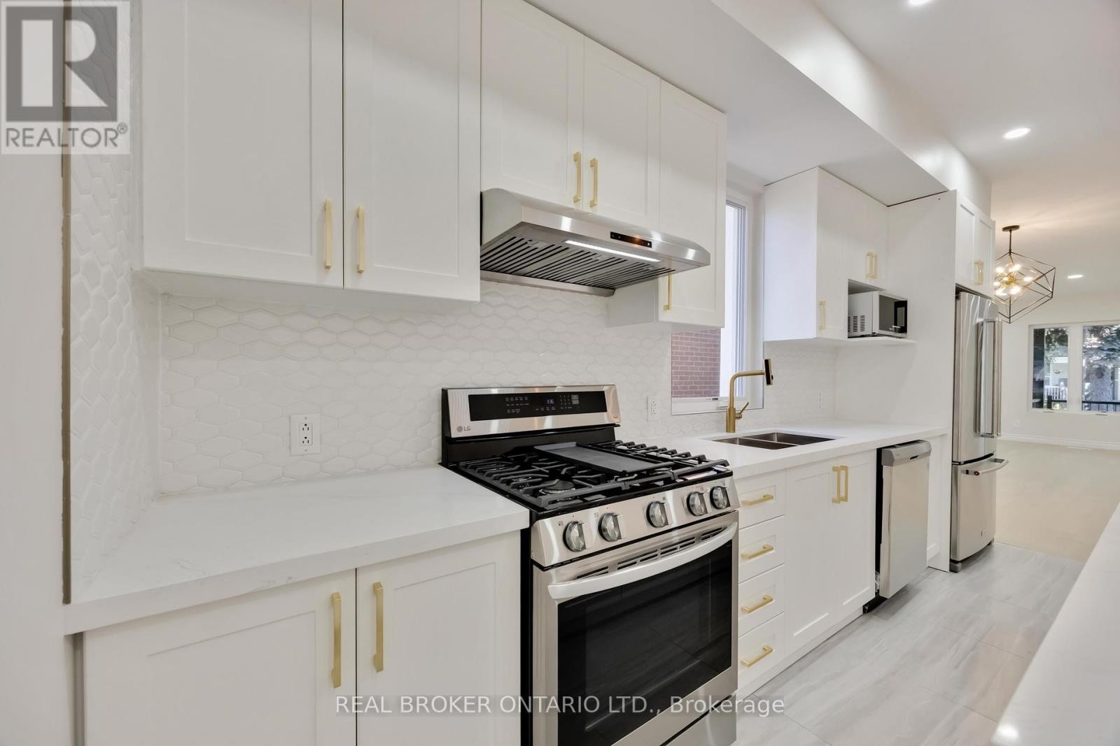 












806 GLADSTONE AVENUE

,
Toronto (Dovercourt-Wallace Emerson-Junction),




Ontario
M6H3J6

