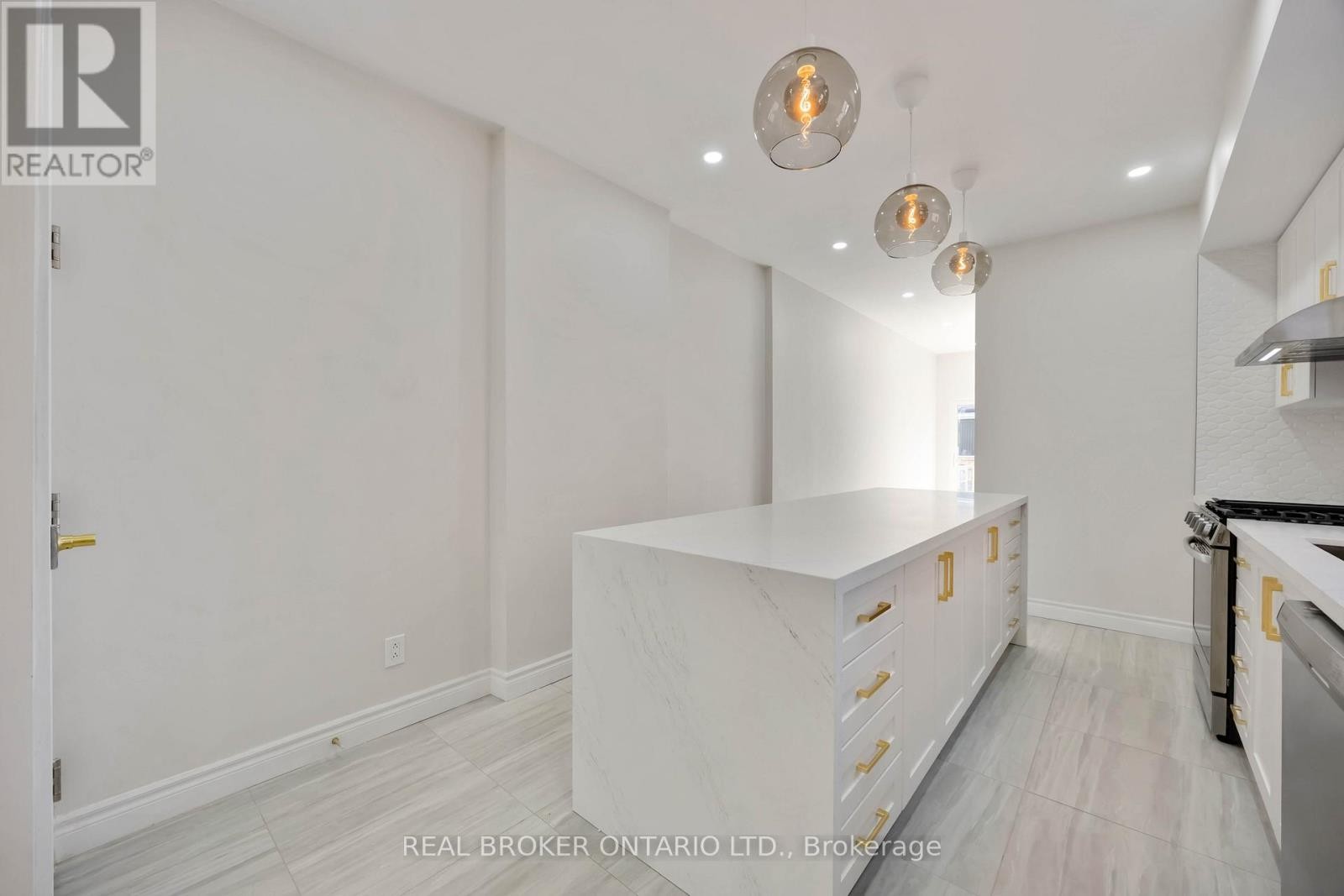 












806 GLADSTONE AVENUE

,
Toronto (Dovercourt-Wallace Emerson-Junction),




Ontario
M6H3J6

