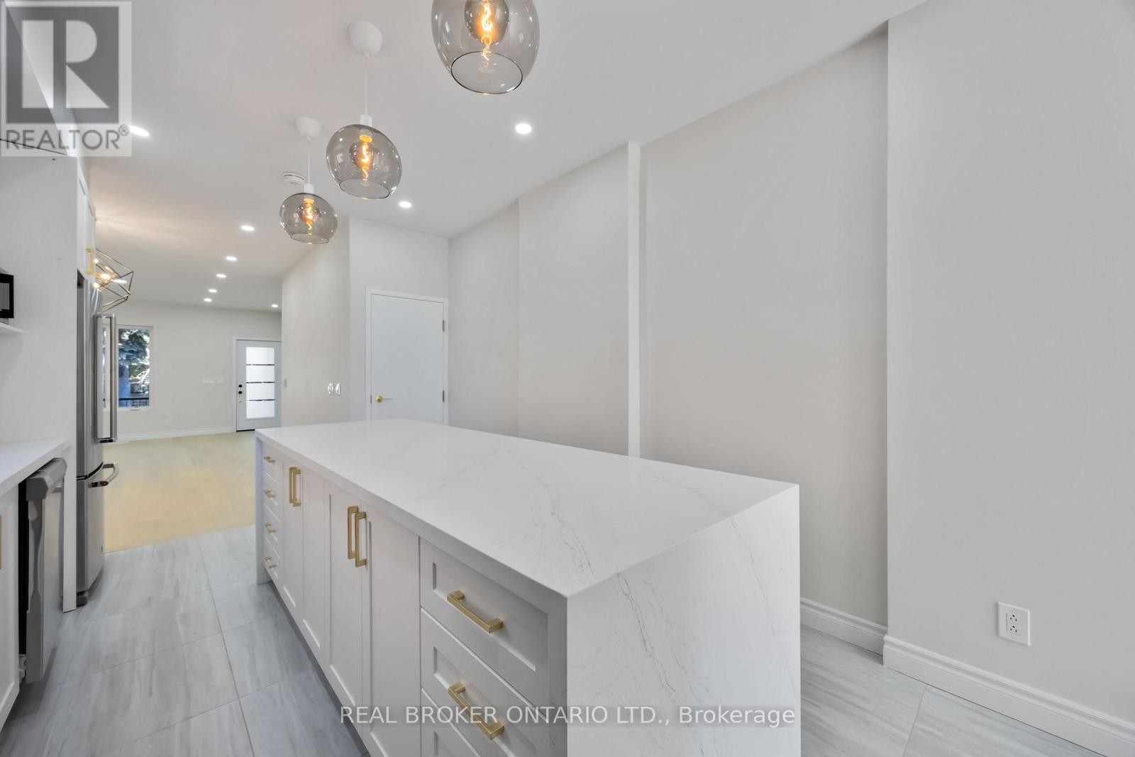 












806 GLADSTONE AVENUE

,
Toronto (Dovercourt-Wallace Emerson-Junction),




Ontario
M6H3J6

