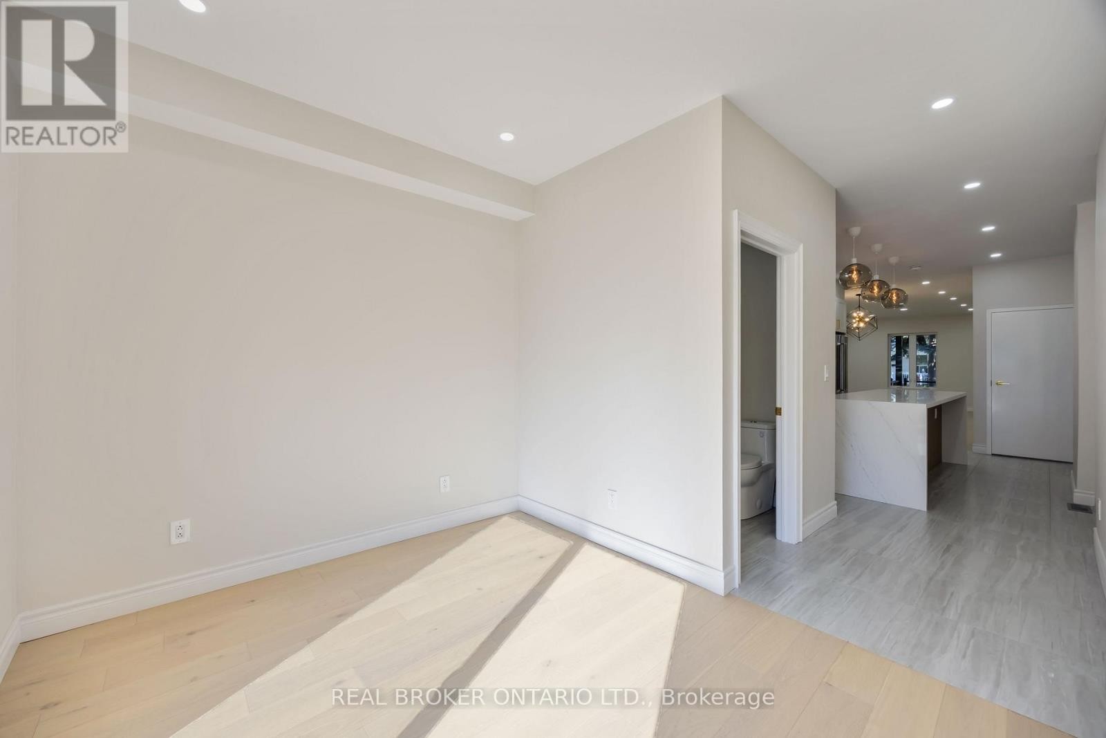 












806 GLADSTONE AVENUE

,
Toronto (Dovercourt-Wallace Emerson-Junction),




Ontario
M6H3J6

