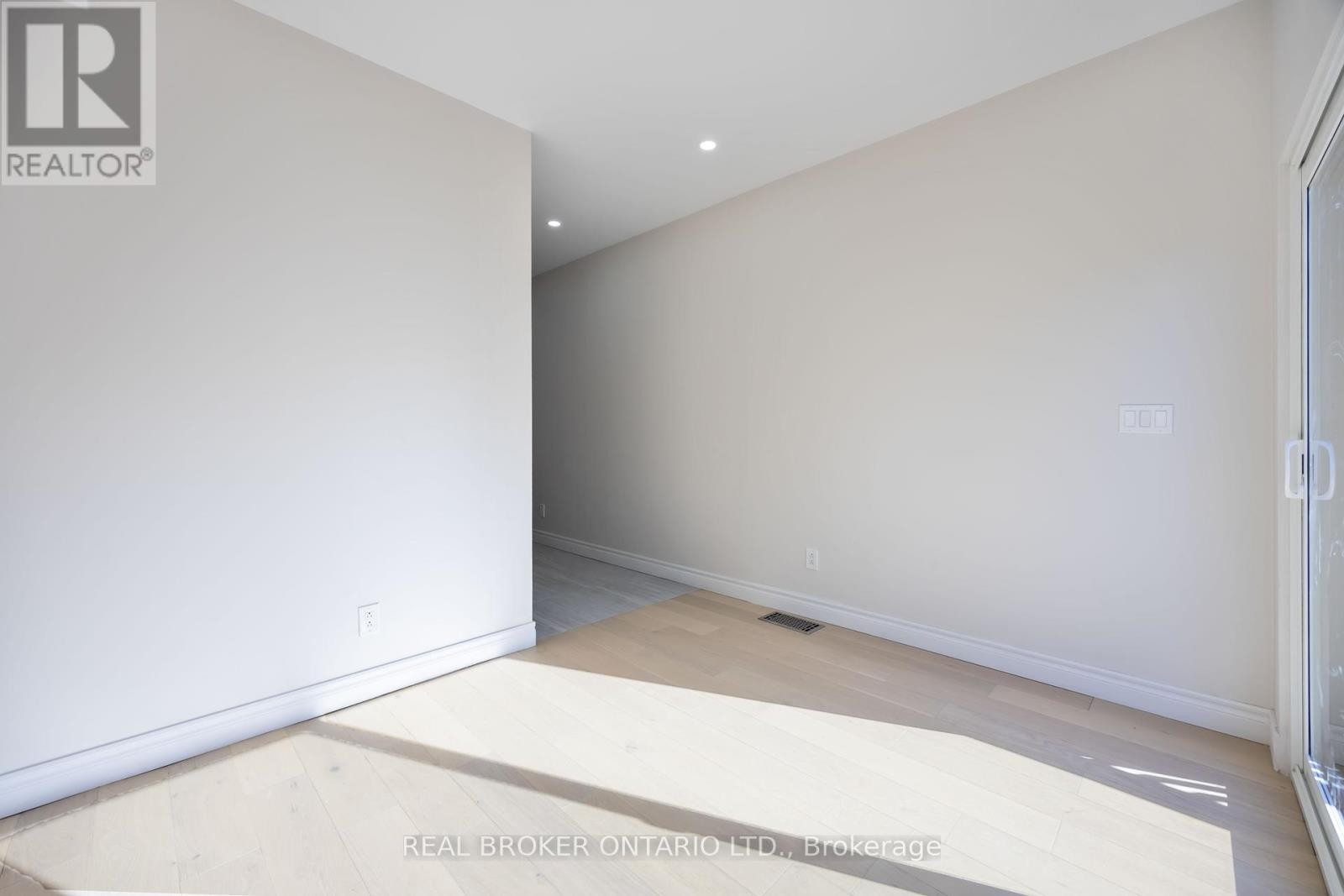 












806 GLADSTONE AVENUE

,
Toronto (Dovercourt-Wallace Emerson-Junction),




Ontario
M6H3J6

