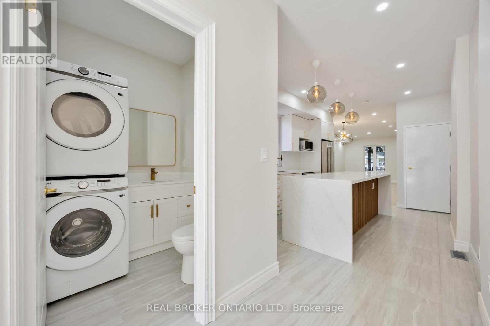 












806 GLADSTONE AVENUE

,
Toronto (Dovercourt-Wallace Emerson-Junction),




Ontario
M6H3J6

