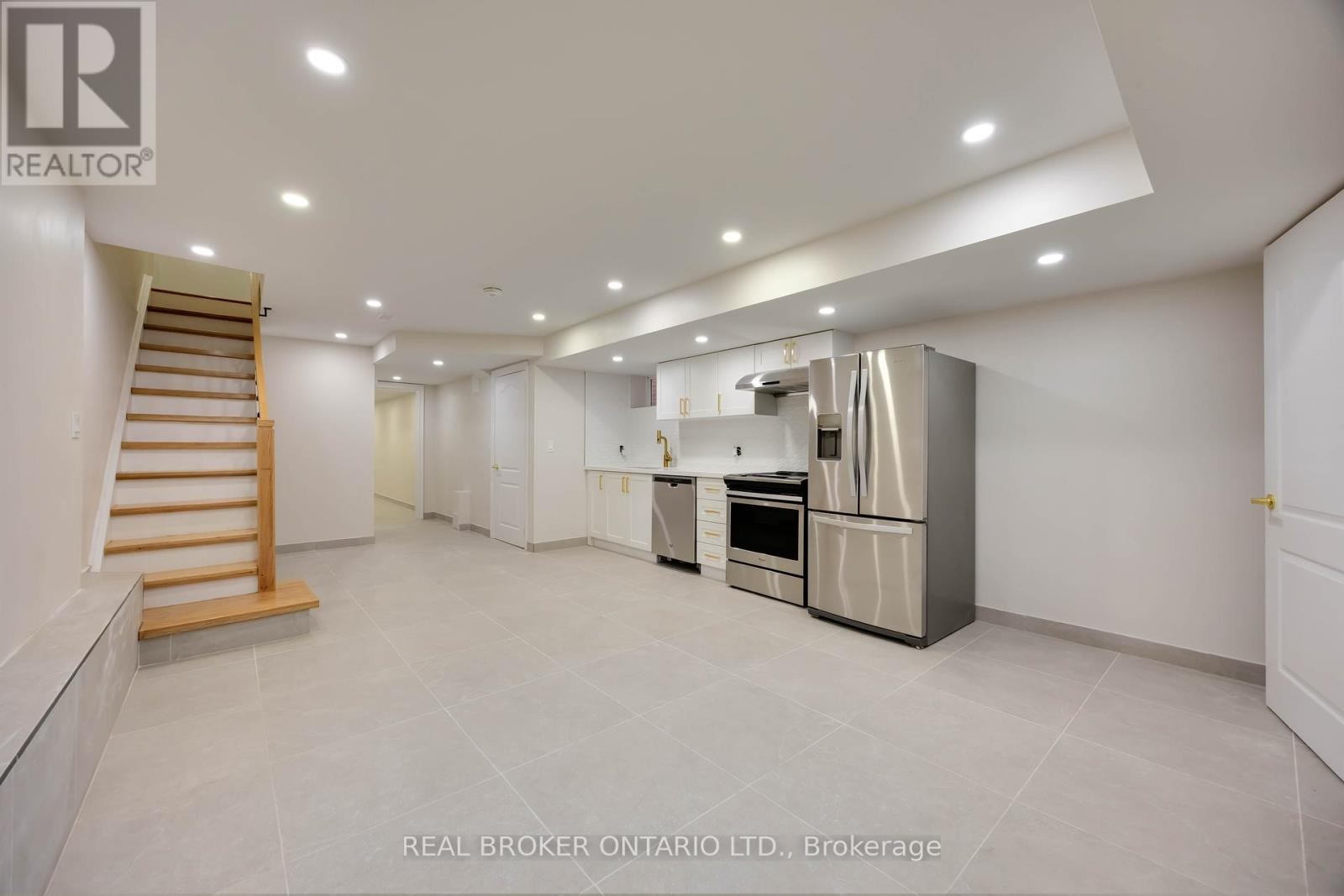 












806 GLADSTONE AVENUE

,
Toronto (Dovercourt-Wallace Emerson-Junction),




Ontario
M6H3J6

