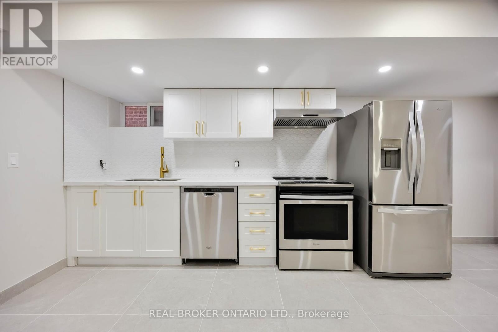 












806 GLADSTONE AVENUE

,
Toronto (Dovercourt-Wallace Emerson-Junction),




Ontario
M6H3J6

