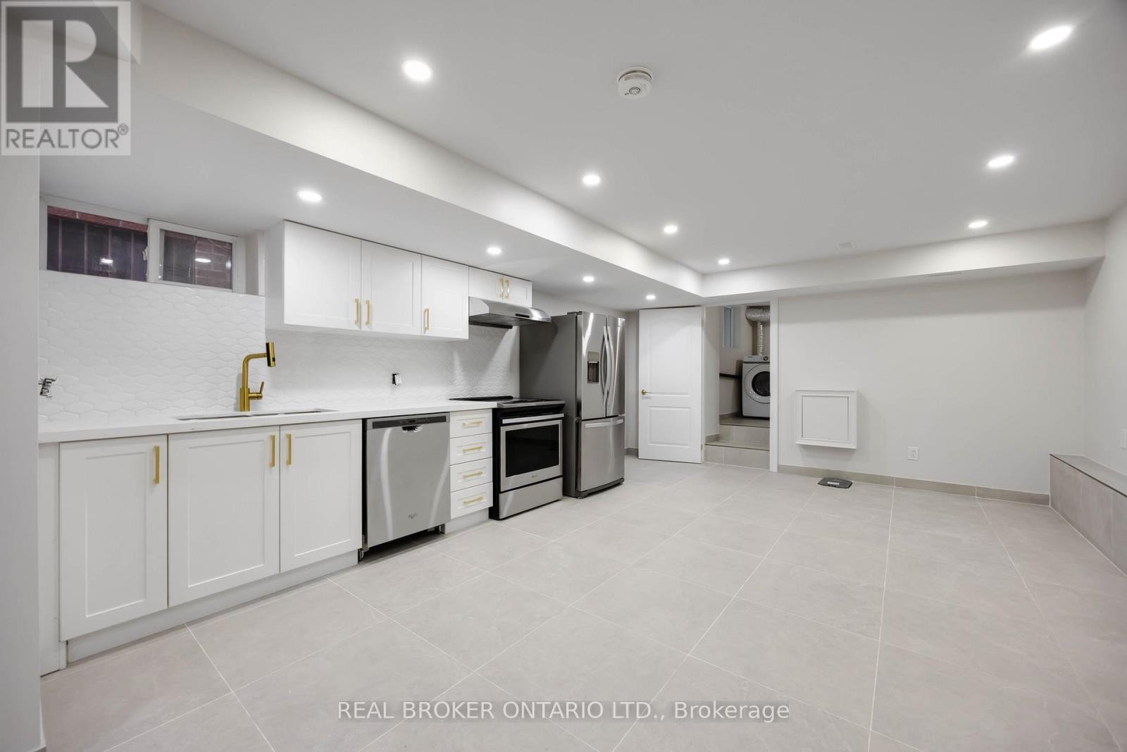 












806 GLADSTONE AVENUE

,
Toronto (Dovercourt-Wallace Emerson-Junction),




Ontario
M6H3J6

