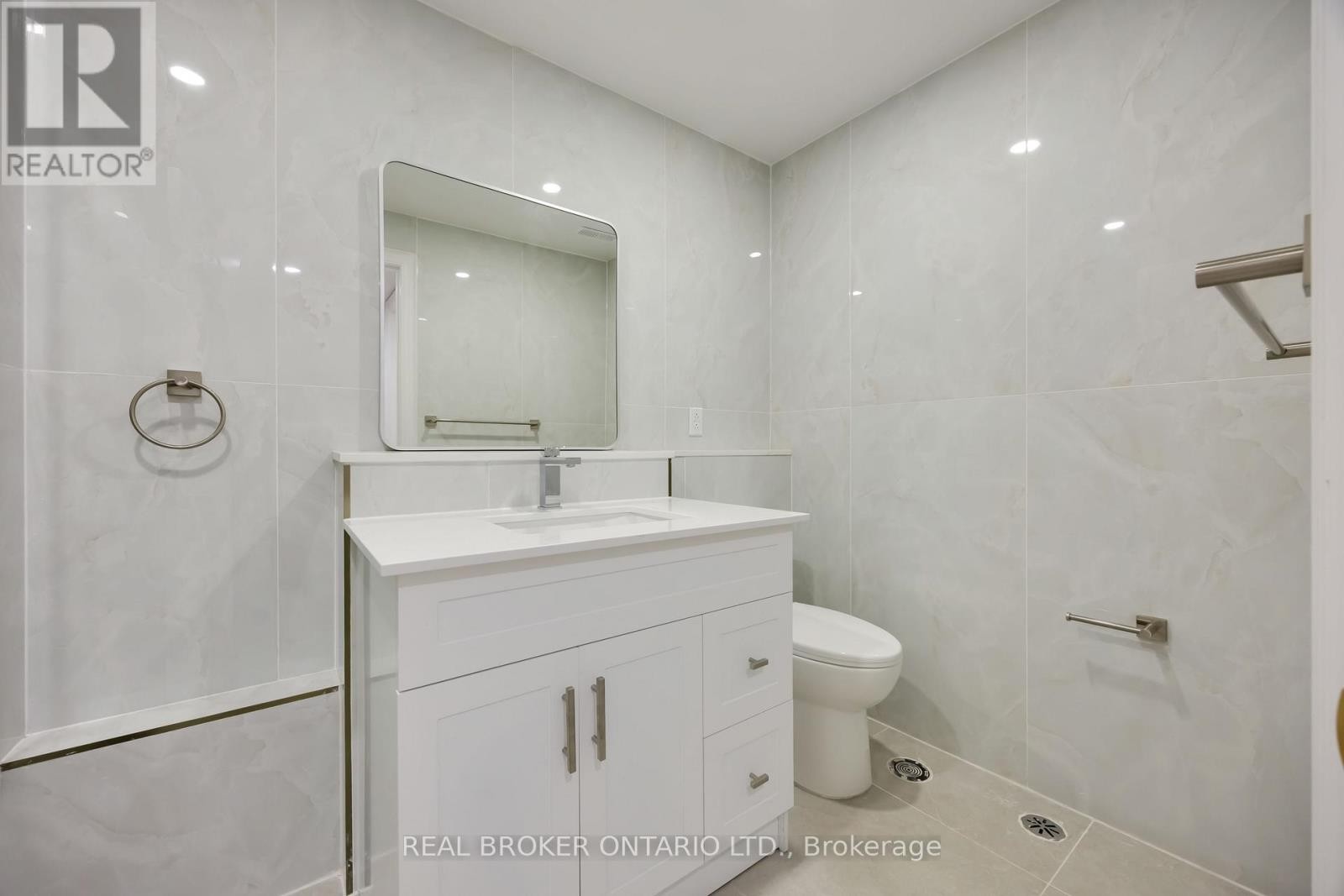 












806 GLADSTONE AVENUE

,
Toronto (Dovercourt-Wallace Emerson-Junction),




Ontario
M6H3J6

