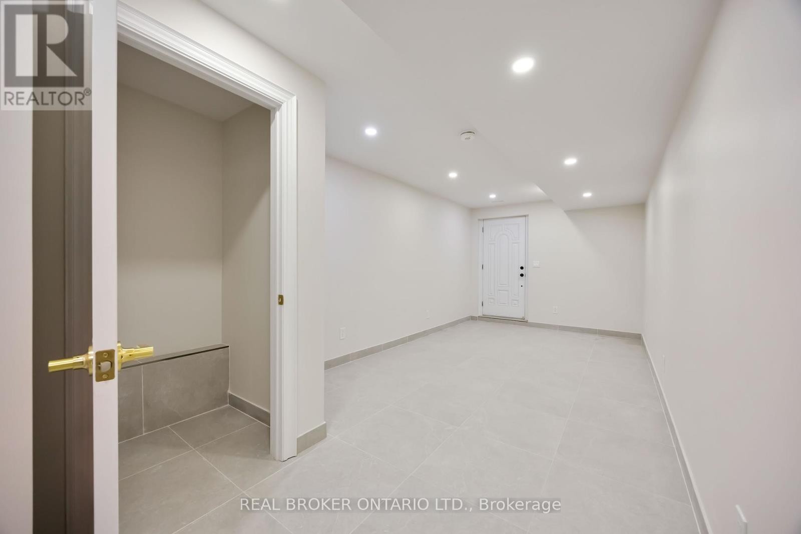 












806 GLADSTONE AVENUE

,
Toronto (Dovercourt-Wallace Emerson-Junction),




Ontario
M6H3J6

