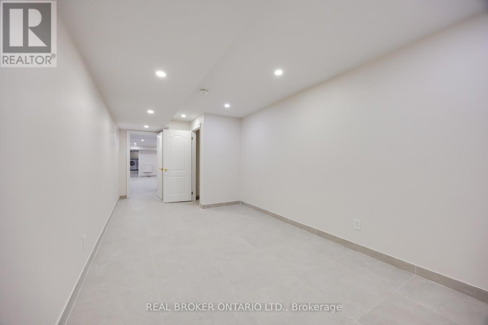 












806 GLADSTONE AVENUE

,
Toronto (Dovercourt-Wallace Emerson-Junction),




Ontario
M6H3J6

