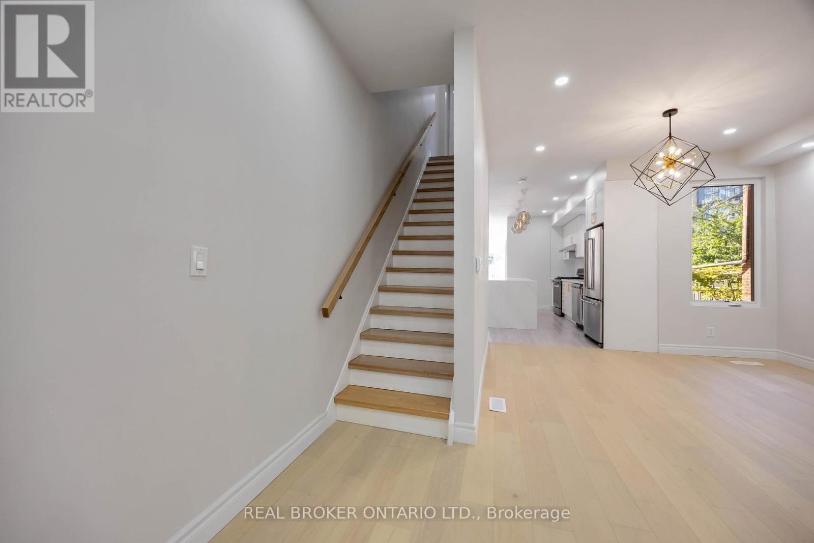 












806 GLADSTONE AVENUE

,
Toronto (Dovercourt-Wallace Emerson-Junction),




Ontario
M6H3J6

