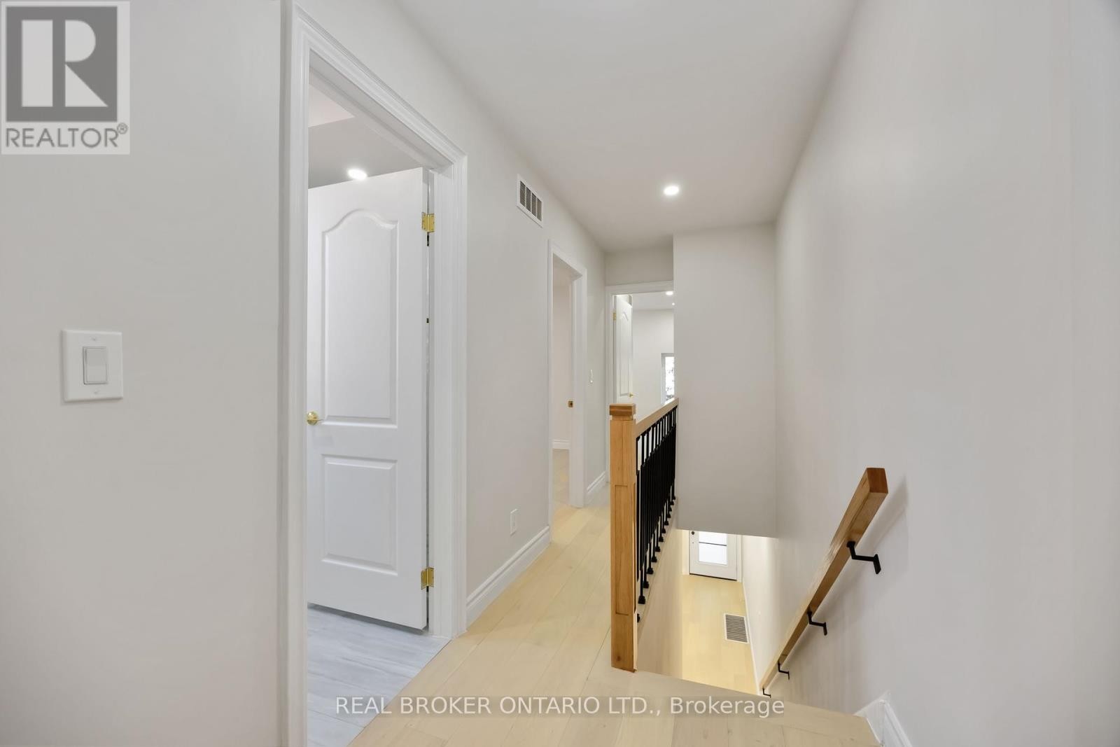 












806 GLADSTONE AVENUE

,
Toronto (Dovercourt-Wallace Emerson-Junction),




Ontario
M6H3J6

