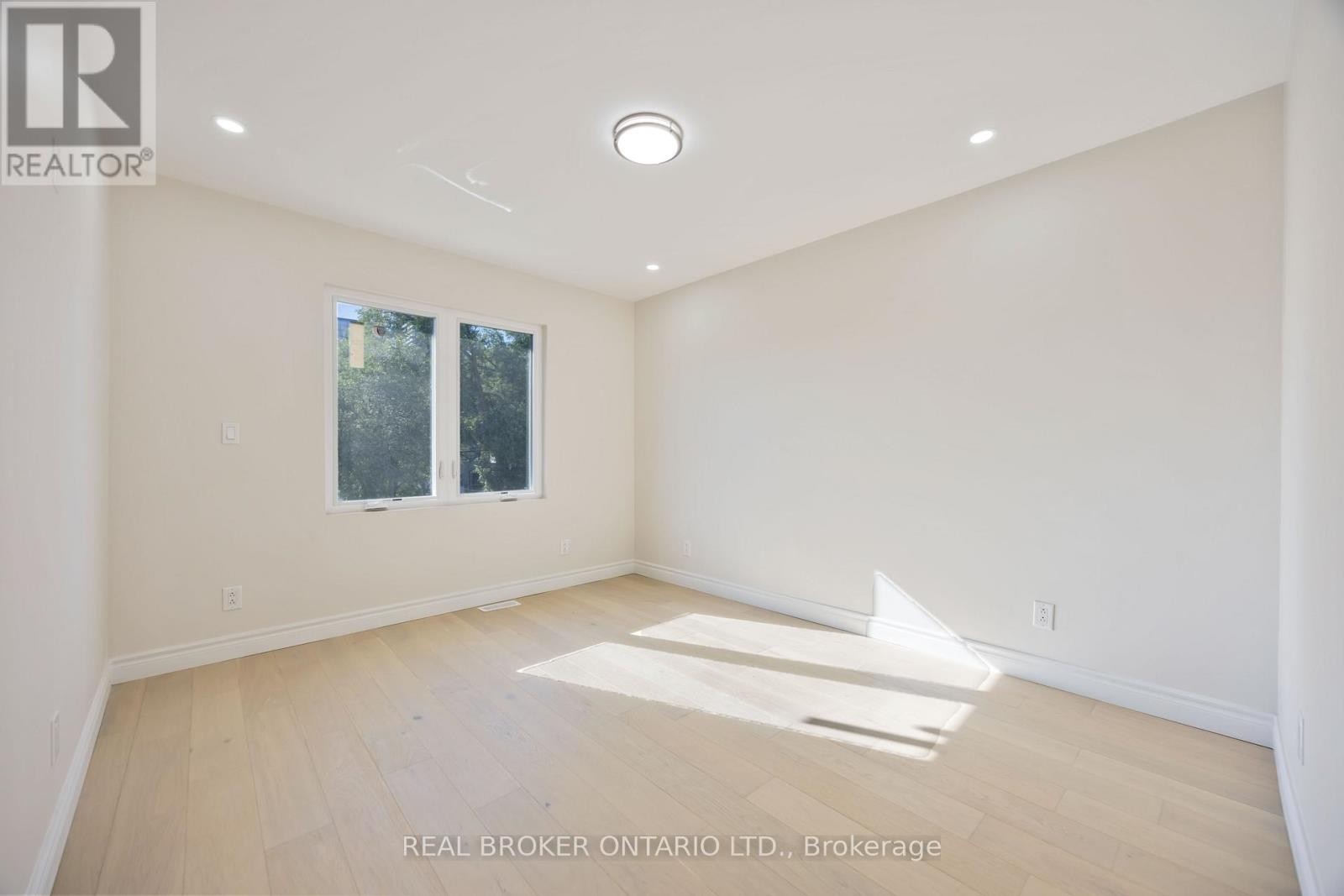 












806 GLADSTONE AVENUE

,
Toronto (Dovercourt-Wallace Emerson-Junction),




Ontario
M6H3J6

