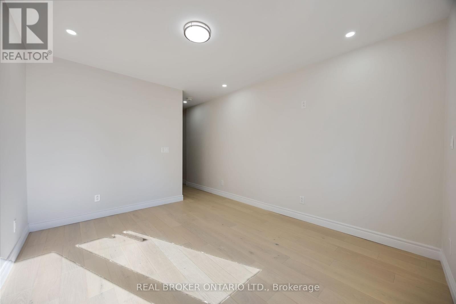 












806 GLADSTONE AVENUE

,
Toronto (Dovercourt-Wallace Emerson-Junction),




Ontario
M6H3J6

