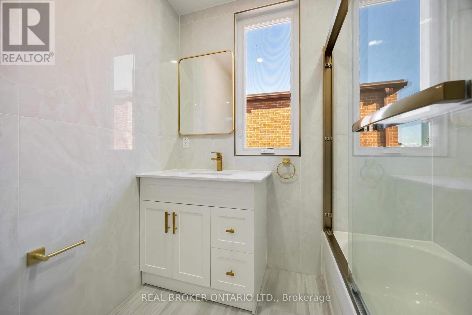 












806 GLADSTONE AVENUE

,
Toronto (Dovercourt-Wallace Emerson-Junction),




Ontario
M6H3J6

