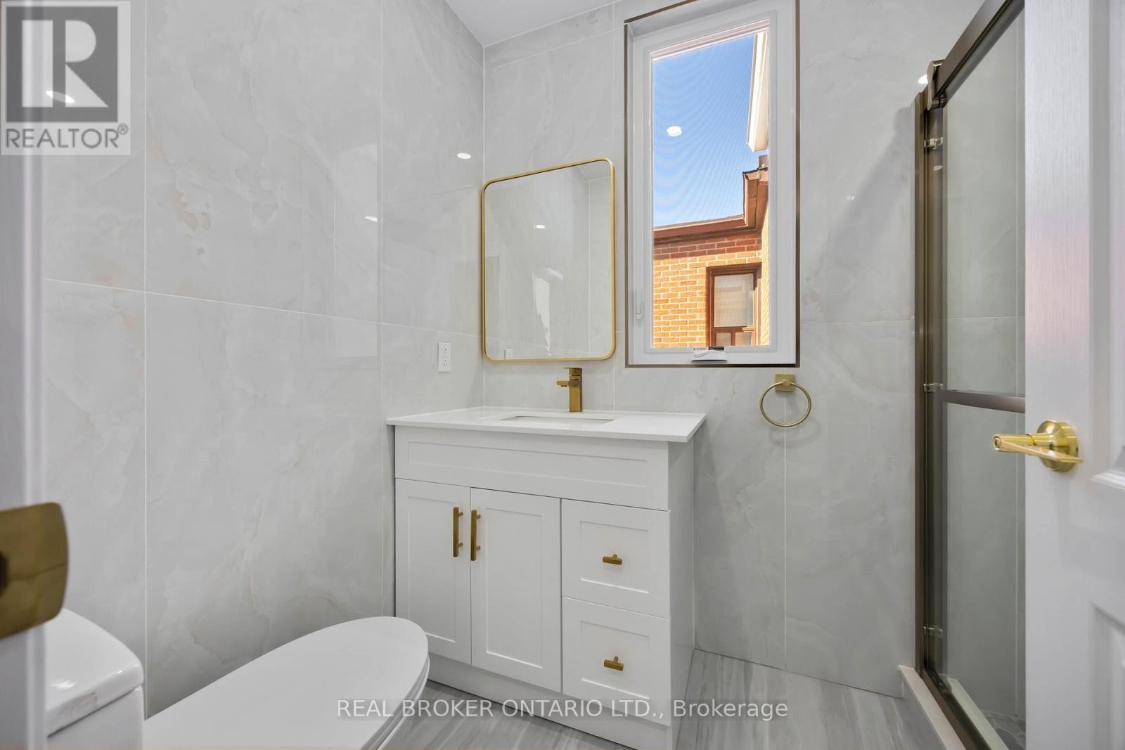 












806 GLADSTONE AVENUE

,
Toronto (Dovercourt-Wallace Emerson-Junction),




Ontario
M6H3J6

