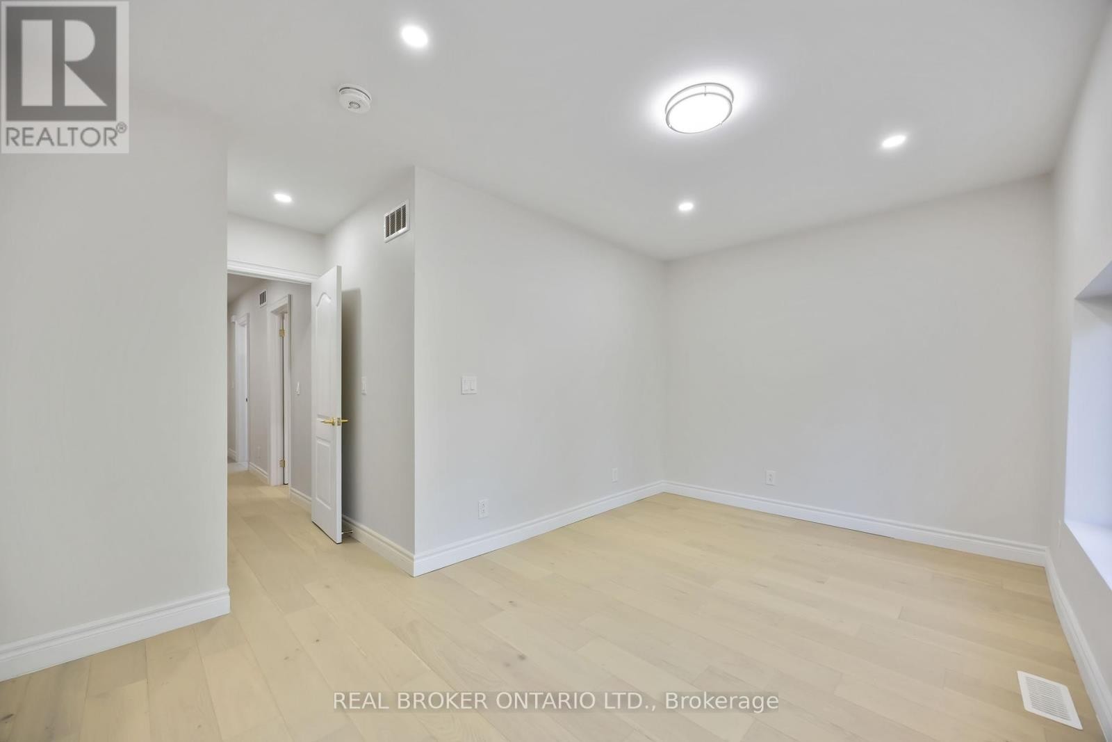 












806 GLADSTONE AVENUE

,
Toronto (Dovercourt-Wallace Emerson-Junction),




Ontario
M6H3J6

