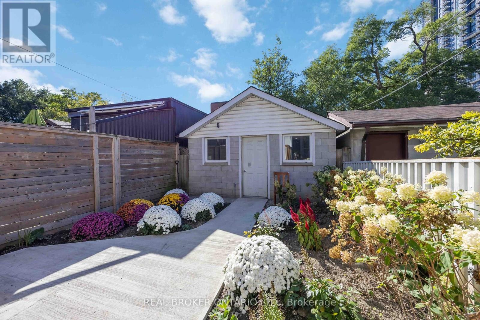 












806 GLADSTONE AVENUE

,
Toronto (Dovercourt-Wallace Emerson-Junction),




Ontario
M6H3J6

