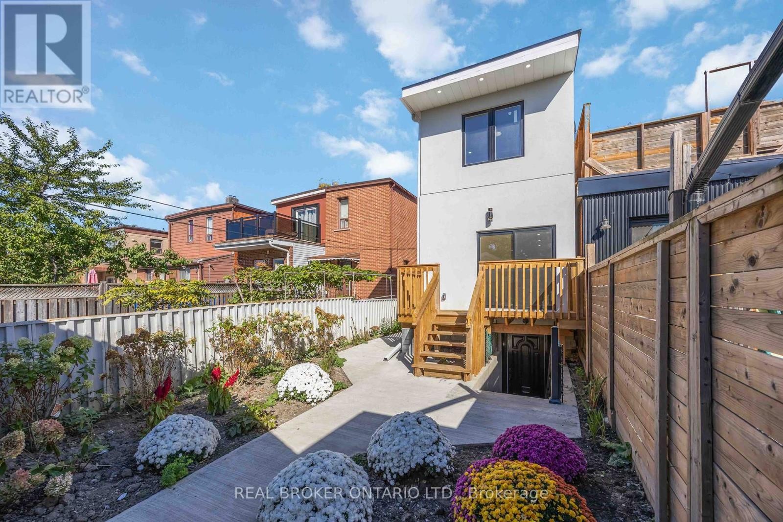 












806 GLADSTONE AVENUE

,
Toronto (Dovercourt-Wallace Emerson-Junction),




Ontario
M6H3J6

