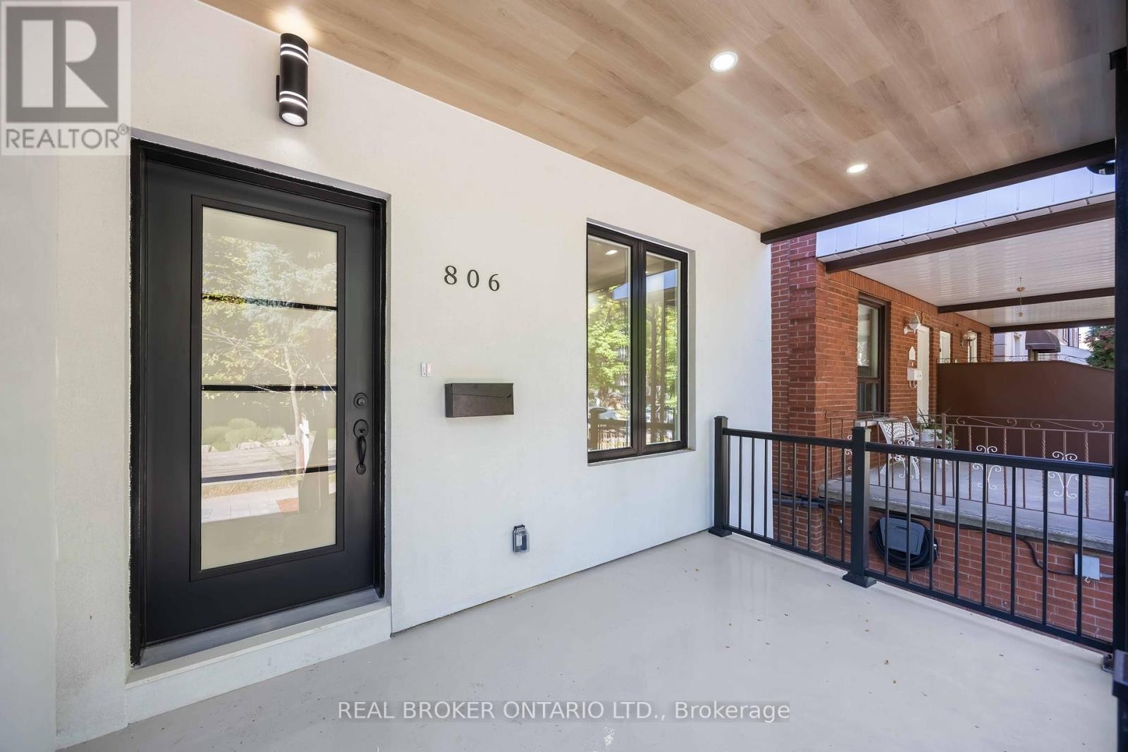 












806 GLADSTONE AVENUE

,
Toronto (Dovercourt-Wallace Emerson-Junction),




Ontario
M6H3J6

