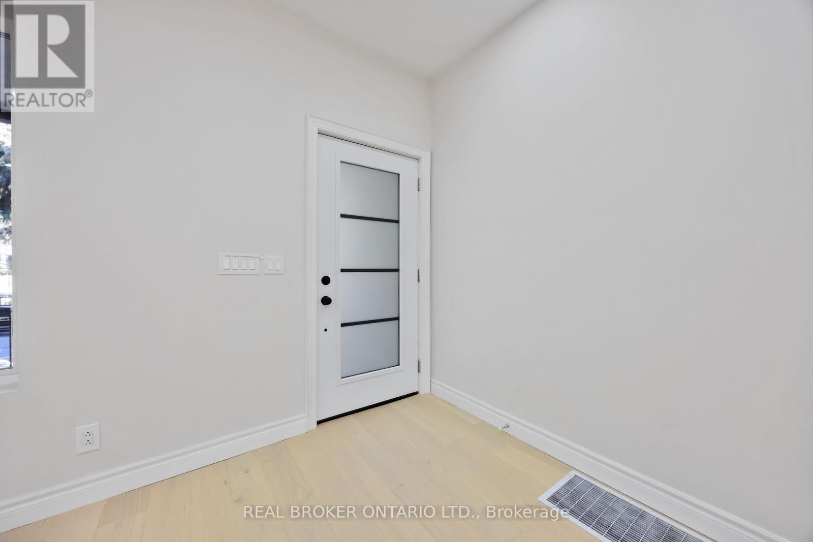 












806 GLADSTONE AVENUE

,
Toronto (Dovercourt-Wallace Emerson-Junction),




Ontario
M6H3J6

