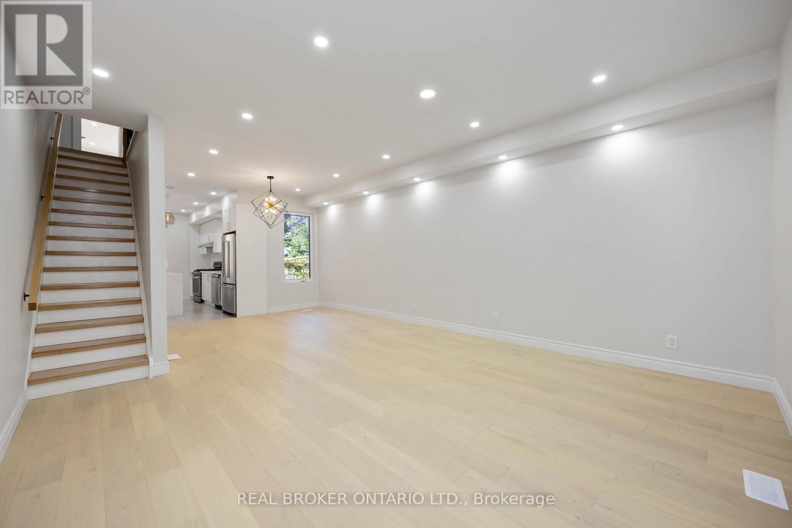 












806 GLADSTONE AVENUE

,
Toronto (Dovercourt-Wallace Emerson-Junction),




Ontario
M6H3J6

