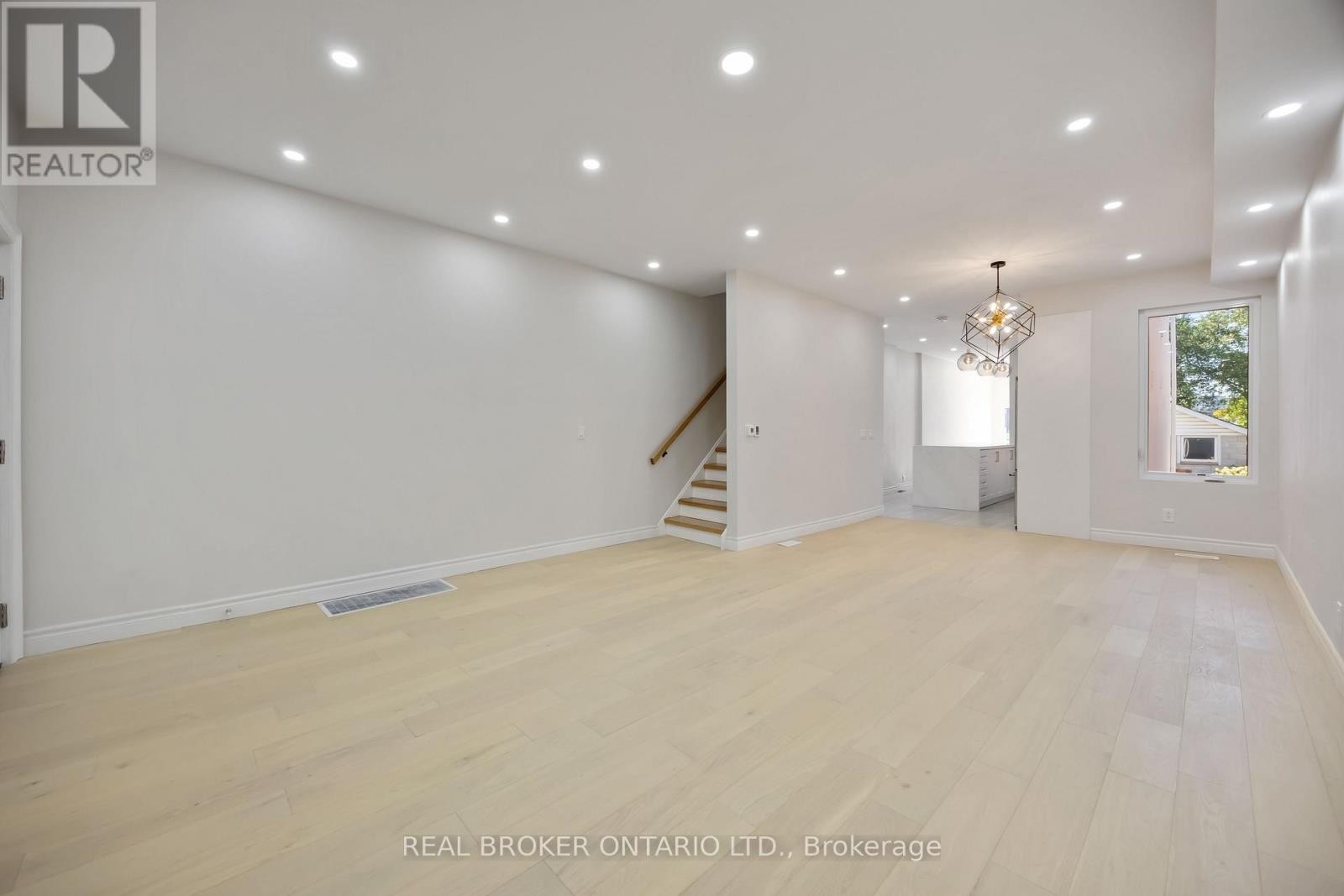 












806 GLADSTONE AVENUE

,
Toronto (Dovercourt-Wallace Emerson-Junction),




Ontario
M6H3J6

