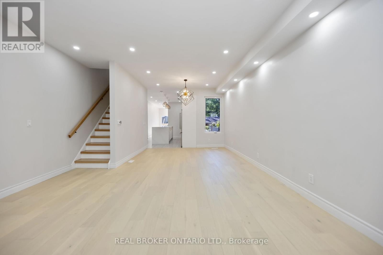 












806 GLADSTONE AVENUE

,
Toronto (Dovercourt-Wallace Emerson-Junction),




Ontario
M6H3J6

