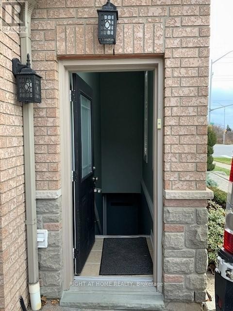 












2031 OXFORD AVENUE W

,
Oakville (RO River Oaks),




Ontario
L6H7A6

